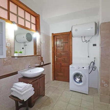 Casa Silvana Vista Mare בית נופש לה מדלנה